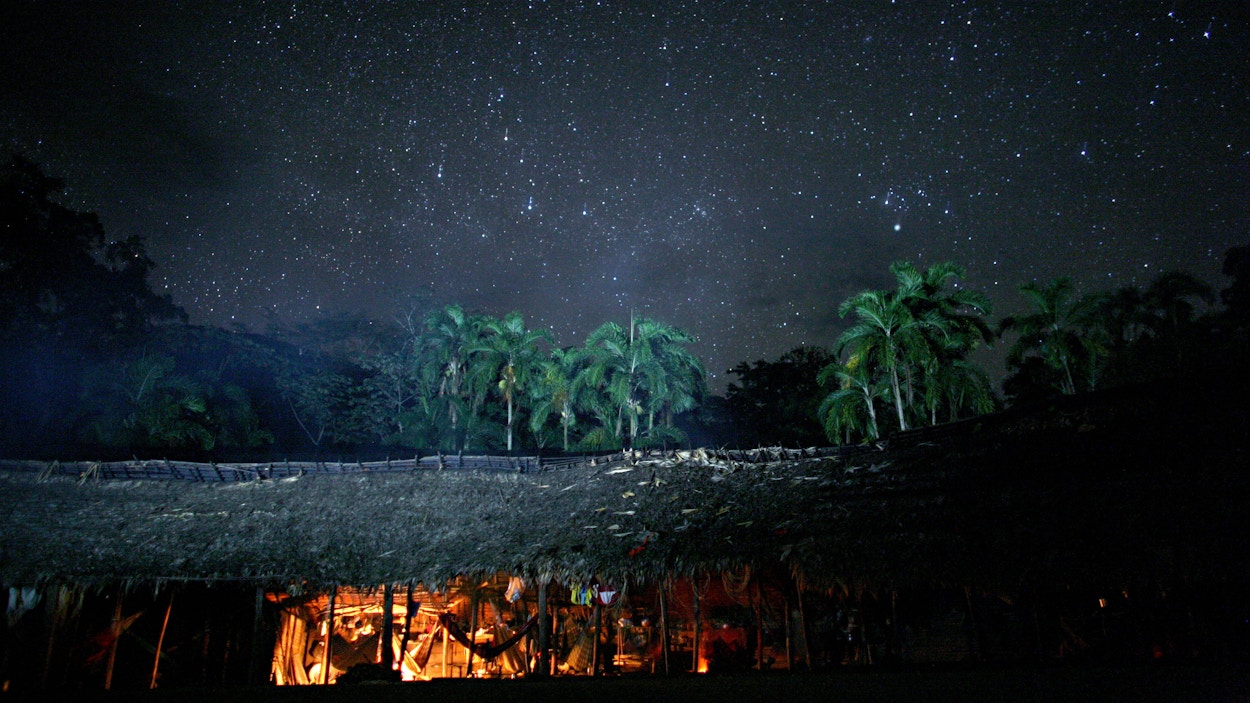 Stjernehimmel over en yanomami-landsby i Brasil.
