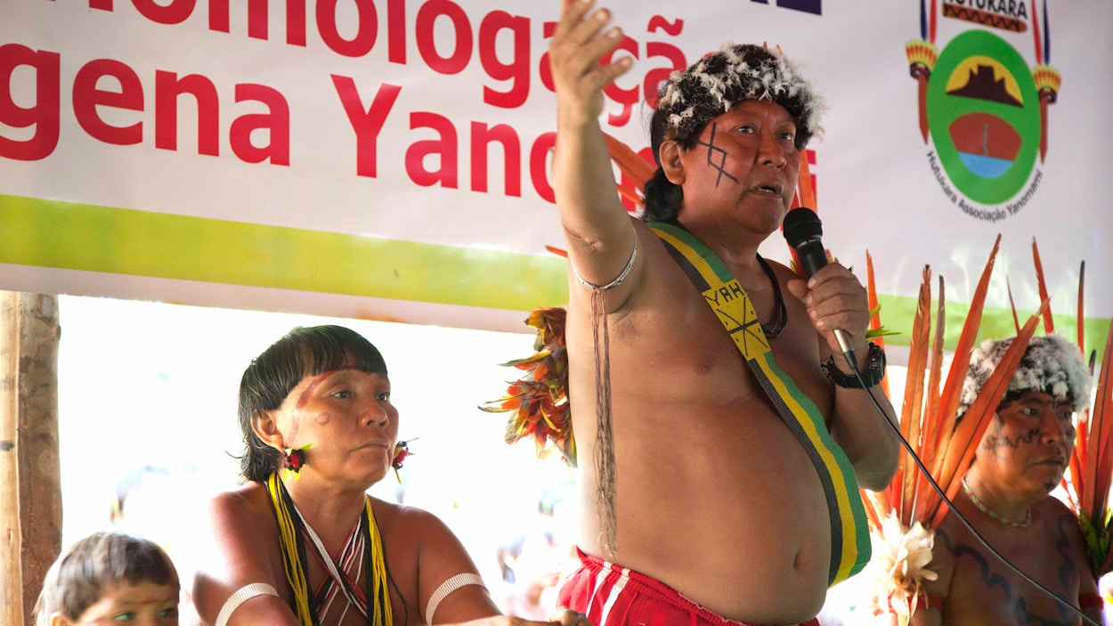 En engasjert leder for yanomamiene, Davi Kopenawa, holder en tale.